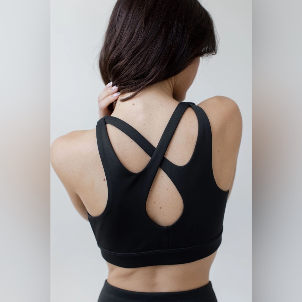 Savvi Survivor Black Zip Front Cross Back Strappy Sports Bra. Size M